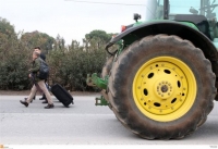 Aγρότες απέκλεισαν την εθνική οδό Λάρισας - Κοζάνης