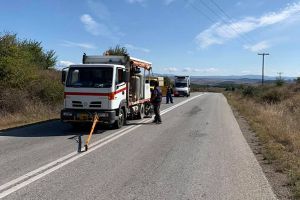 Εργασίες διαγράμμισης και συντήρησης στο οδικό δίκτυο από την Περιφέρεια