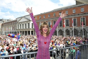 Στους δρόμους οι Ιρλανδοί, πανηγυρίζουν το «ναι» στους γάμους ομοφυλοφίλων