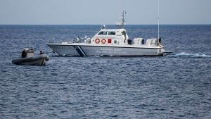 Ασφαλείς οι επιβάτες του σκάφους που προσέκρουσε σε βράχια στον Θερμαϊκό Κόλπο