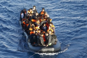 Επιχείρηση διάσωσης προσφύγων που παρασύρθηκαν από τα κύματα
