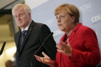 Ζεεχόφερ πιέζει Μέρκελ επιμένοντας σε «πλαφόν» στους πρόσφυγες