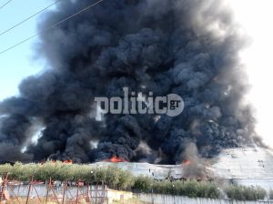 Θεσσαλονίκη: Φωτιά σε επιχείρηση στο Δερβένι – Ορατός από μακριά ο καπνός (pics &amp; vid)