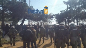 Εισβολή κατοίκων στο στρατοπέδο-χώρο μετεγκατάστασης προσφύγων