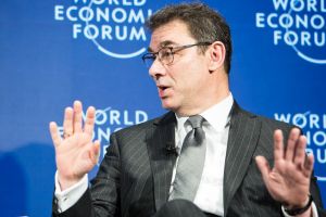 Επικεφαλής Pfizer: Πετύχαμε να προμηθεύσουμε με ένα δισεκατομμύριο δόσεις εμβολίου τις φτωχότερες χώρες