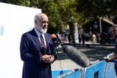 Αλβανία: Αδιανόητη κίνηση από τον Έντι Ράμα – Έσπρωξε γυναίκα δημοσιογράφο (ΒΙΝΤΕΟ)
