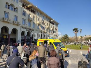 Θεσσαλονίκη: Επί τόπου προσπάθεια για διάσωση άνδρα – Σωριάστηκε ξαφνικά – Μπλοκαρισμένο το Πέταλο (pics&amp;vid)