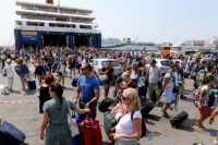 Μ’ αεροπλάνα κι όχι με βαπόρια