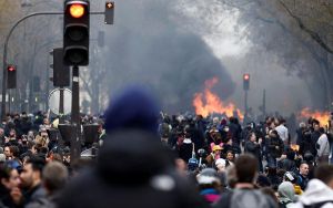 Συνεχίζονται οι διαδηλώσεις στη Γαλλία – Συνάντηση με την αντιπολίτευση θα έχει η πρωθυπουργός