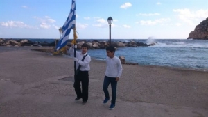 Κυκλάδες: Παρέλαση με δύο παιδιά - Παρέλαση με μαύρα περιβραχιόνια