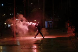 Επίθεση με μολότοφ εναντίον αστυνομικών στη Χαρ. Τρικούπη