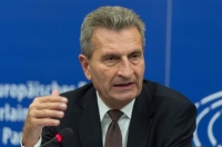 Ετινγκερ: Συγγνώμη για τους «σχιστομάτηδες» Κινέζους