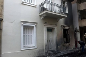 Μολότοφ κατά των ΜΑΤ κοντά στην κατοικία του Αλ. Φλαμπουράρη στα Εξάρχεια
