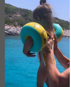Σοκαριστικό Βίντεο: Πέταξε κοριτσάκι στη θάλασσα από γιοτ, αλλά της έφυγαν τα μπρατσάκια και χάθηκε στο νερό