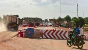Μπουρκίνα Φάσο: Αιματηρή επίθεση ισλαμιστών στα βόρεια – Τουλάχιστον 100 άμαχοι νεκροί