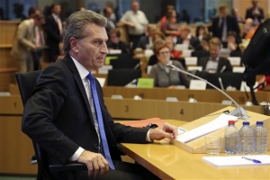 Επίτροπος Ετινγκερ: «Ηλιθιότητα» οι γυμνές φωτογραφίες διασήμων