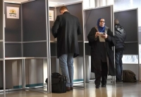 Στην ολλανδική κάλπη μετρά η ΕΕ τη δύναμη λαϊκισμού και ξενοφοβίας