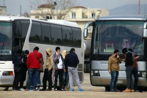 Τουριστικά λεωφορεία εναντίον ΚΤΕΛ για τη μεταφορά προσφύγων