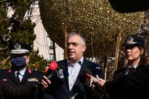 Προειδοποιεί ο Θεοδωρικάκος τους οπαδούς: Φορέστε μάσκα αλλιώς θα απαγορευτεί η είσοδος στα γήπεδα
