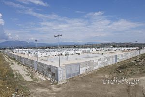Ολοκληρώθηκε η περίφραξη-τείχος στο καμπ προσφύγων της Ν. Καβάλας