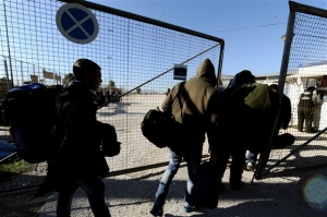 Συμφωνία Μουζάλα με δημάρχους - Στο γήπεδο του χόκεϊ οι πρόσφυγες για περίοδο τριών μηνών