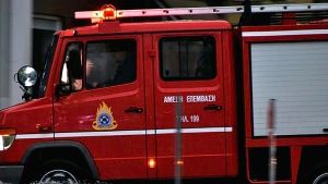 Εκτεταμένες ζημιές από φωτιά σε πυλωτή στην Καλαμαριά