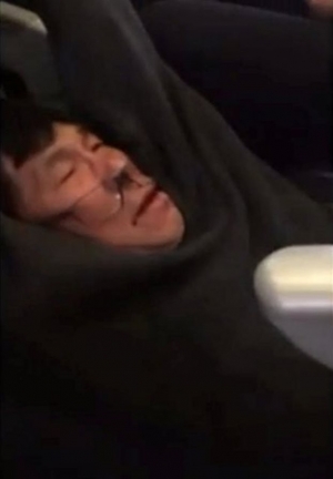 «Συγγνώμη» από τη United Airlines για τη βίαιη απομάκρυνση επιβάτη