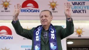 DW: Η οικονομία καταρρέει, ο Ερντογάν βλέπει σκευωρίες