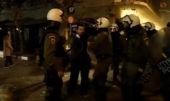 Βίντεο δείχνει άνδρα των ΜΑΤ να ρίχνει γροθιά και να κλωτσάει συλληφθέντα
