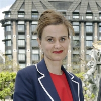 Σοκ στην Βρετανία από τη δολοφονία της βουλευτή των Εργατικών, Τζο Κοξ, που δέχτηκε επίθεση με μαχαίρι και πιστόλι