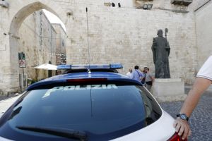 Ροζ προστατευτικές μάσκες δίνει στους αστυνομικούς της η Ιταλία – Αντιδράσεις από το Σωματείο Αστυνομικών
