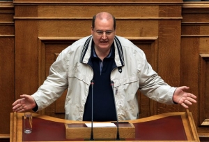 Φίλης μαινόμενος κατά δημοσιογράφων