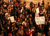 Διαδηλώσεις κατά του Τραμπ σε επτά πόλεις - τον Ομπάμα βλέπει ο νικητής