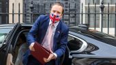 Βρετανία: Πολιτικός σεισμός με το ροζ σκάνδαλο υπουργού – H απιστία με τη φίλη της συζύγου του και η «λάθος» συγνώμη (pics)