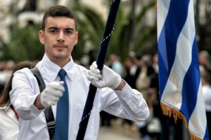 Υπουργείο Παιδείας: Νόμιμο το Π.Δ για την κλήρωση των σημαιοφόρων