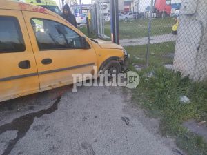 Θεσσαλονίκη: Σοβαρό τροχαίο με τραυματία στη Διαλογή – Φορτηγάκι προσέκρουσε σε σιδερένιο κολονάκι (ΦΩΤΟ)