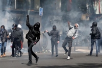 Συγκρούσεις και δακρυγόνα στο Παρίσι σε διαδήλωση κατά Λεπέν - Μακρόν