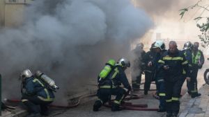 Μεγάλη φωτιά σε διαμέρισμα στο κέντρο της πόλης – 12 απεγκλωβισμοί ενοίκων της πολυκατοικίας, μια γυναίκα διασωληνώθηκε