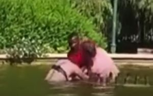 Σοκ στην Ισπανία: Προσπάθησε να πνίξει τη σύντροφό του σε συντριβάνι – Την έσωσαν οι περαστικοί (vid)