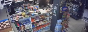 Θεσσαλονίκη: Βίντεο ντοκουμέντο από ληστεία σε μίνι μάρκετ – Απείλησε τον υπάλληλο με μαχαίρι και πήρε 700 ευρώ
