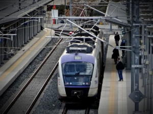 Τετράωρη στάση εργασίας σε προαστιακό και τρένα την Πέμπτη