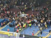 Premier League: Άγριο ξύλο μεταξύ οπαδών μετά τη νίκη της Άρσεναλ επί της Μπέρνλι (vids)