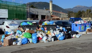 Τρίπολη:Πνιγμένη στα σκουπίδια, στους δρόμους οι πολίτες
