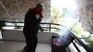 Η Πασχαλινή Αθήνα του κορωνοϊού: Ψησταριές σε μπαλκόνια - Έψησαν και σε τζάκια! (φωτό)
