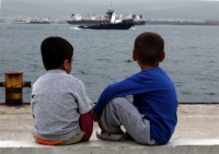 Συνεχίζεται η μεταφορά προσφύγων από Πειραιά στον Σκαραμαγκά