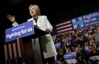 Ολομέτωπη επίθεση Κλίντον κατά Τραμπ, «τα λόγια του υποκινούν τη βία»