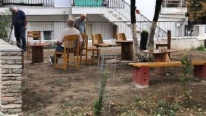 «Υιοθέτησαν» εγκαταλελειμμένο οικόπεδο του δημοσίου και το μετέτρεψαν σε υπαίθριο καφενείο