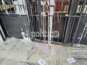 Επίθεση με μπογιές στο κτήριο της Πρυτανείας του ΑΠΘ (pics)