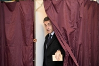 Ο Σαρκοζί ψηφίζει Μακρόν, «συγκατοίκηση» στην εξουσία βλέπουν οι Ρεπουμπλικάνοι