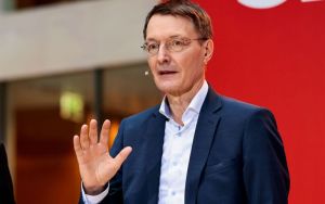Γερμανός υπουργός Υγείας: Προειδοποιεί πως θα σταματήσει τους επενδυτές “ακρίδες” στα ιατρεία